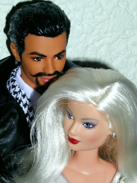 Sind wir nicht ein hübsches Paar?                                        We are a pretty couple, aren't we?